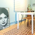 Delightful Flat Close To Galata 2 Mins To Metro