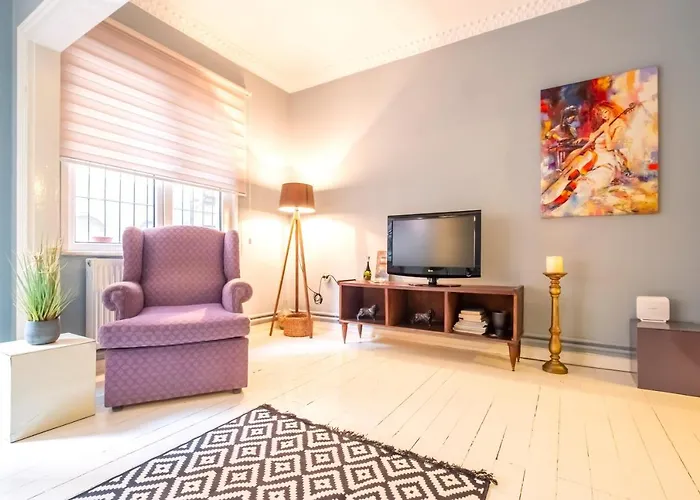 Delightful Flat Close To Galata 2 Mins To Metro